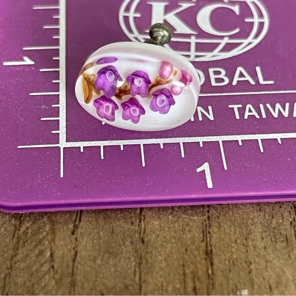 VINTAGE floral clear lucite screw back earrings BEAUTIFUL unique and unusual - Picture 8 of 8